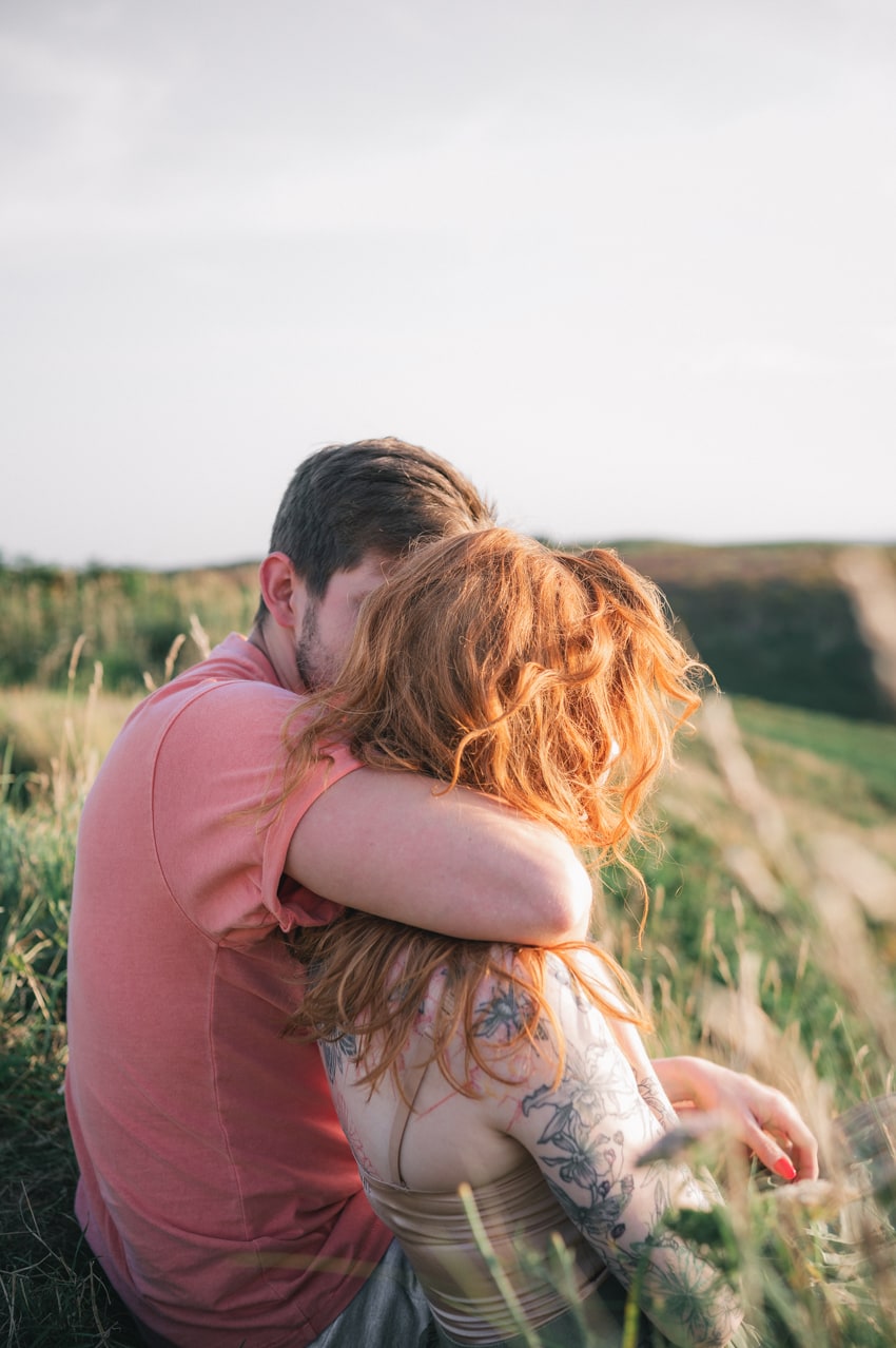 Un couple assis qui s'aime