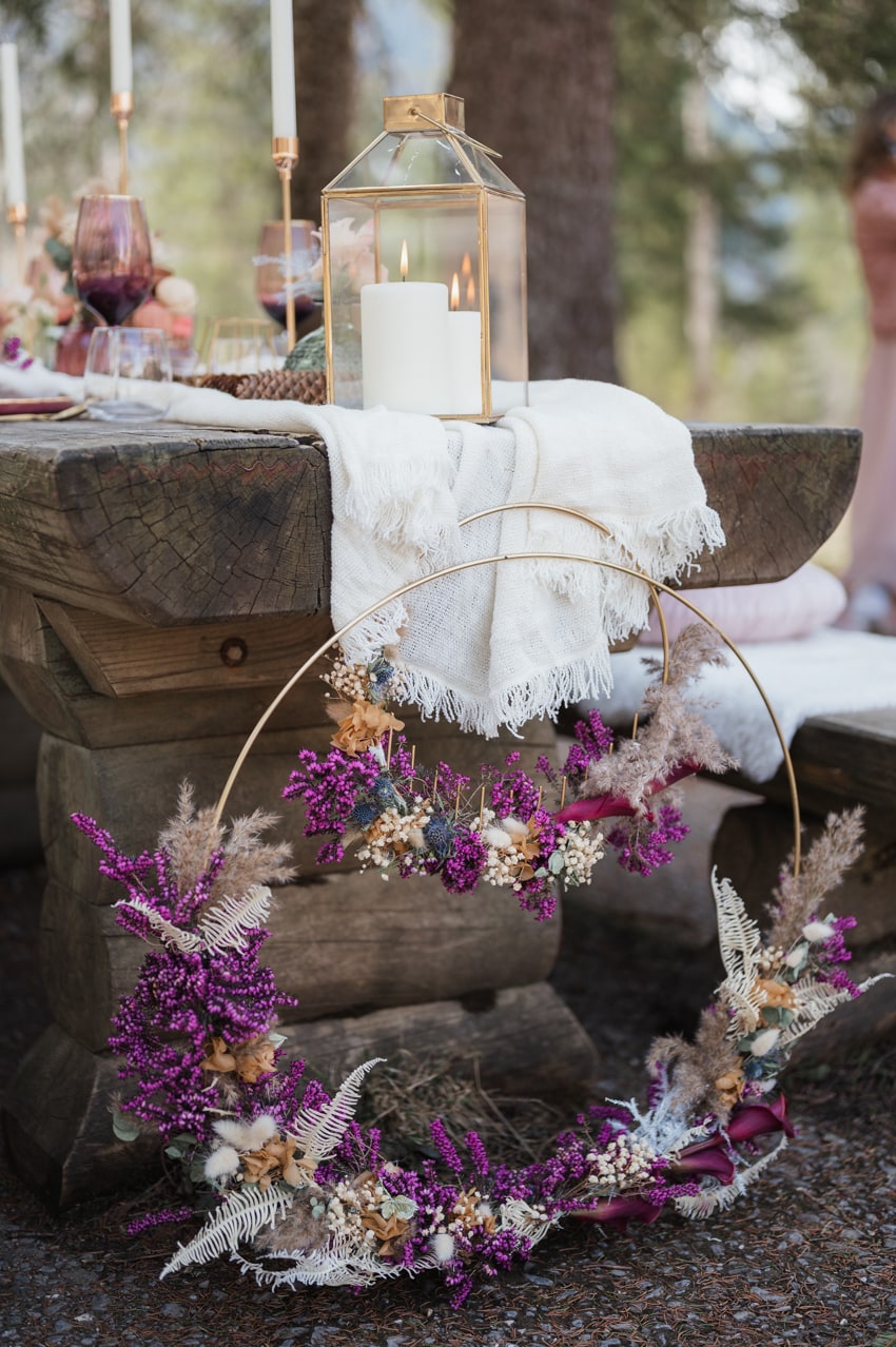 Une table dressé avec sa décoration florale dans la montagne