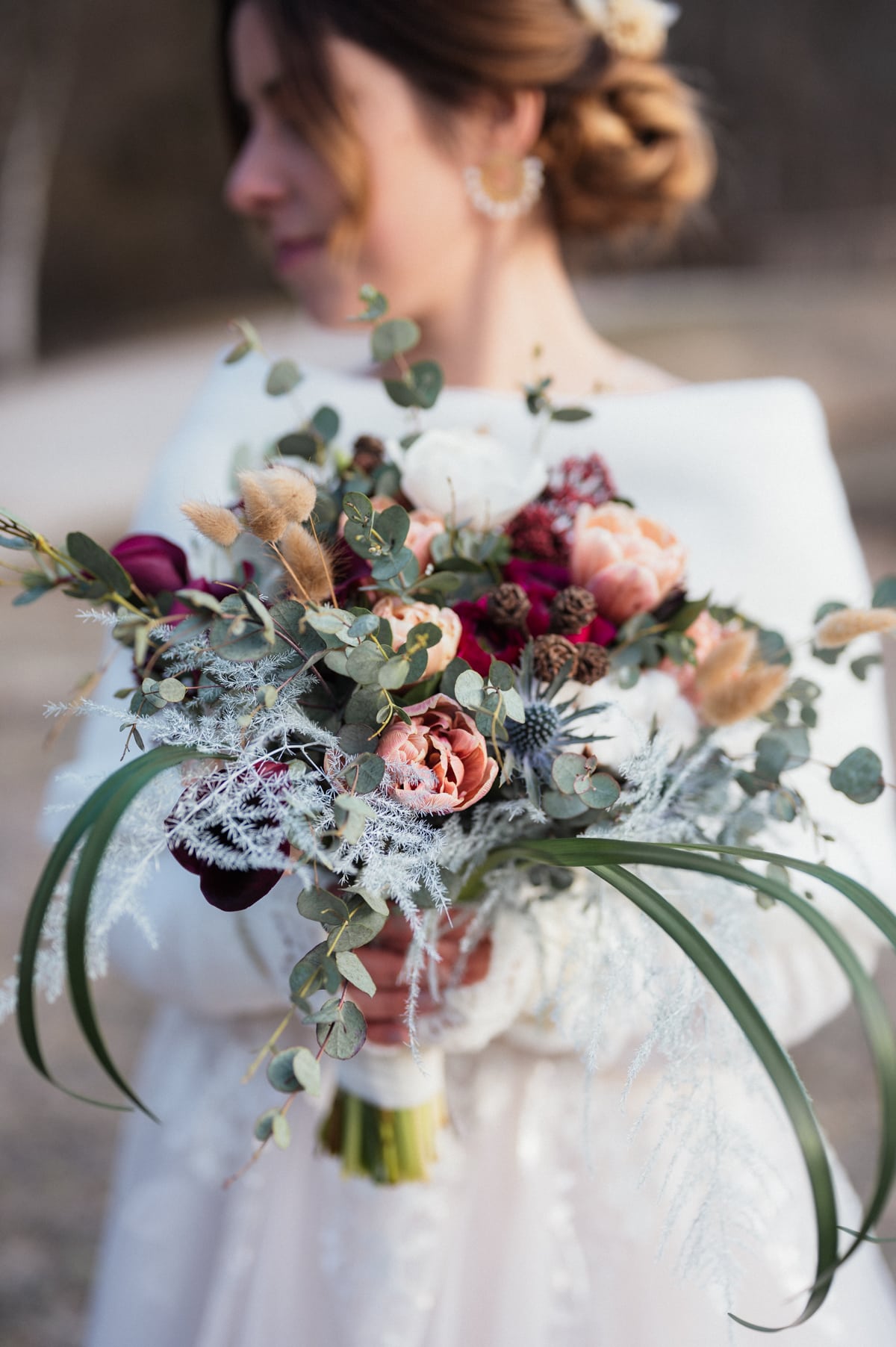 Un bouquet tenu par la mariée lors d'un mariage en montagne