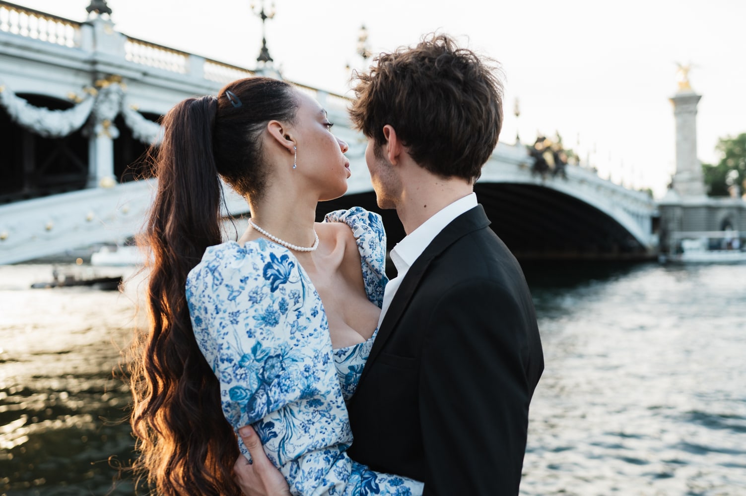 Couple amoureux près d'une rivière