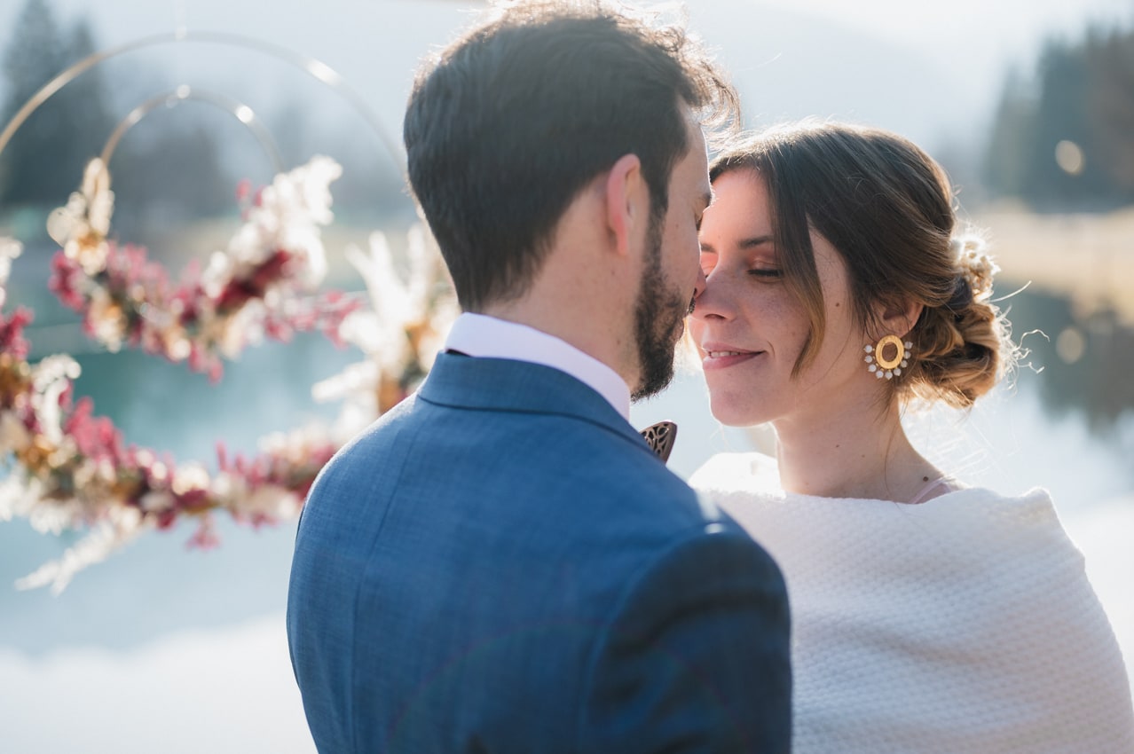 Une mariée au bord du lac Léman, face à son mari