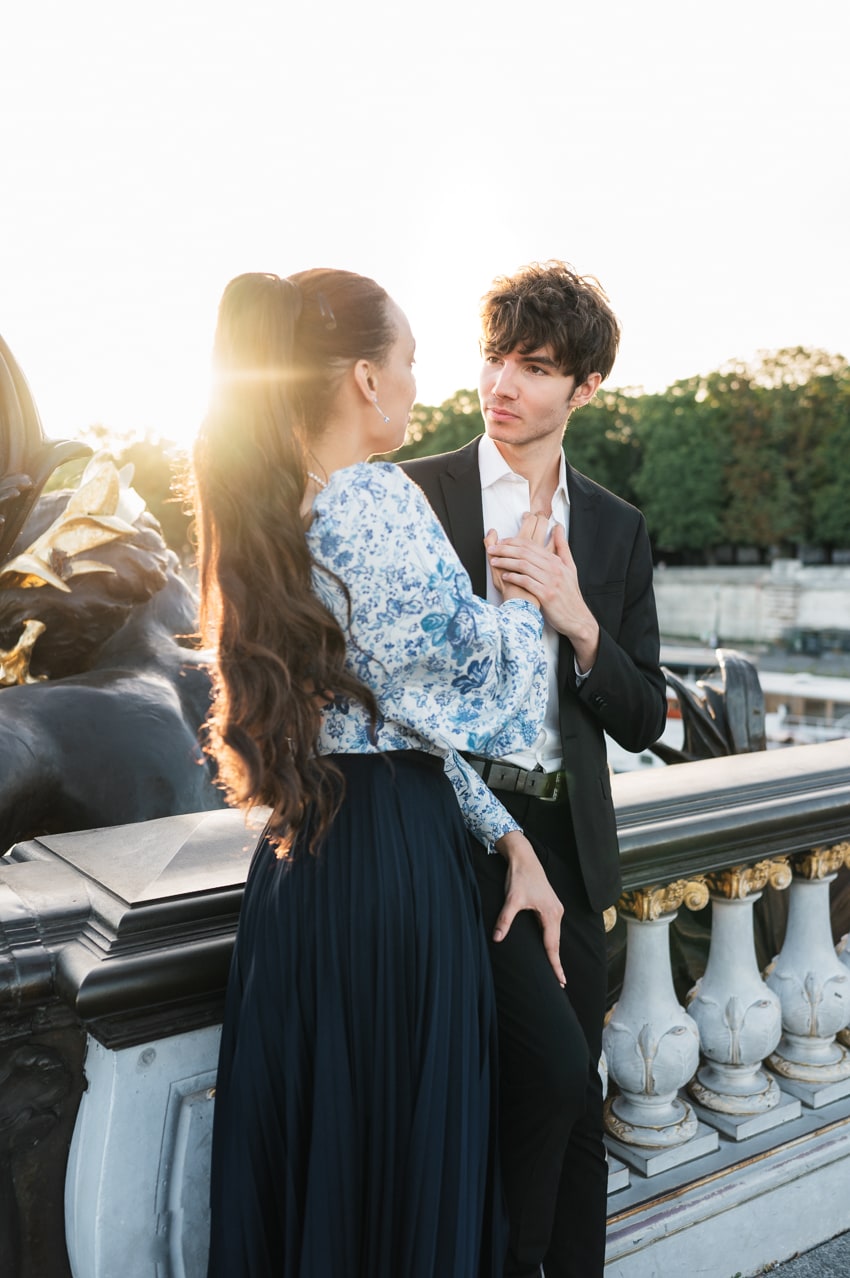 Couple à Paris lors de la golden Hour