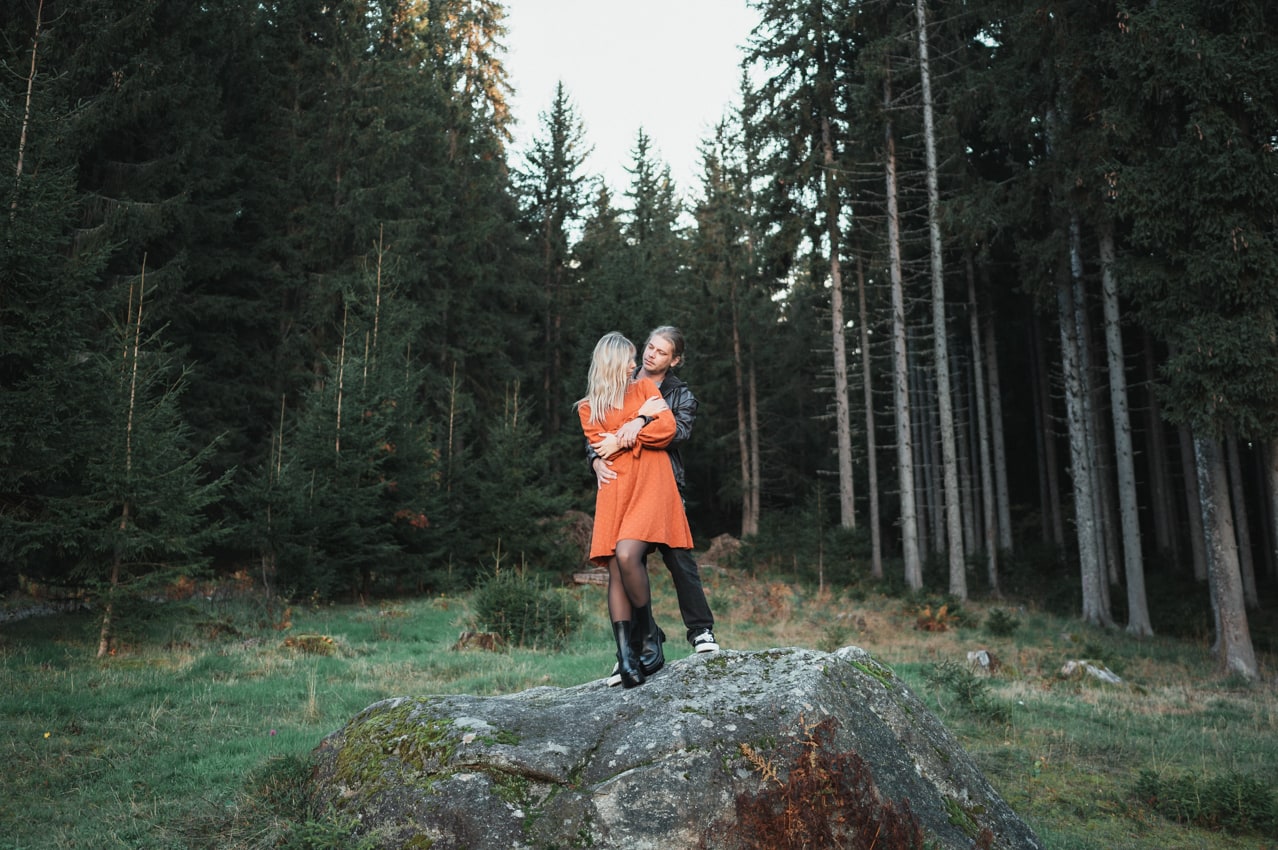 Un couple amoureux à la montagne