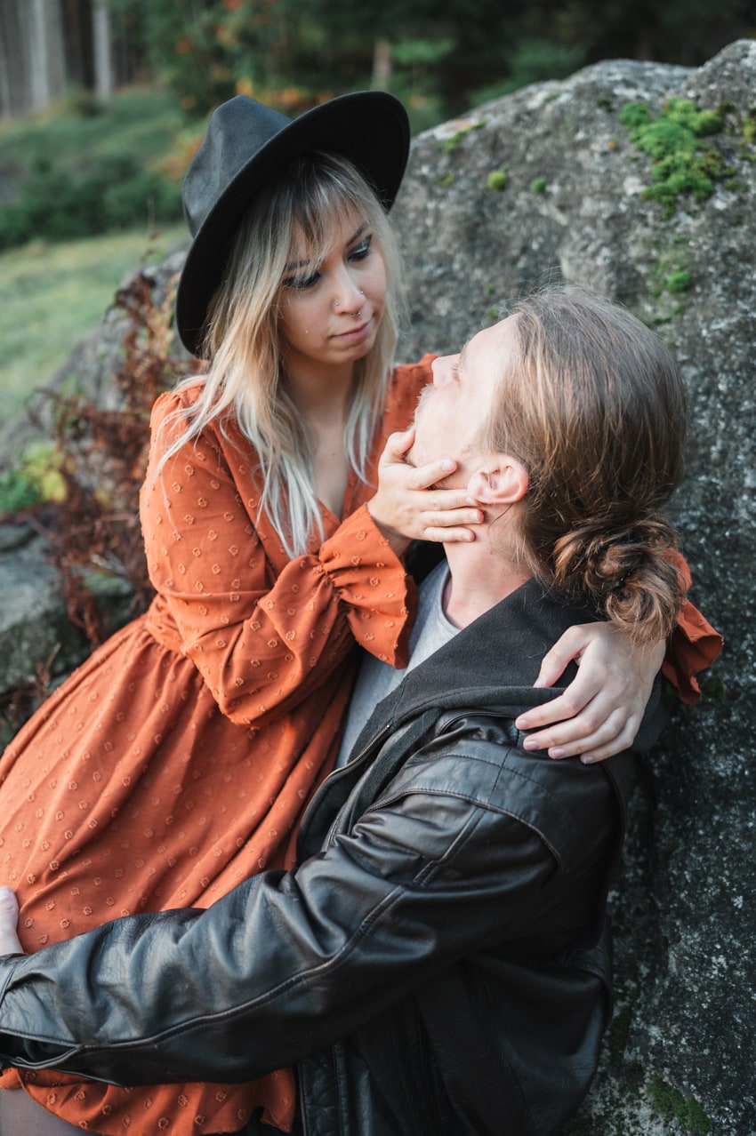 Un couple près a s'embrasser