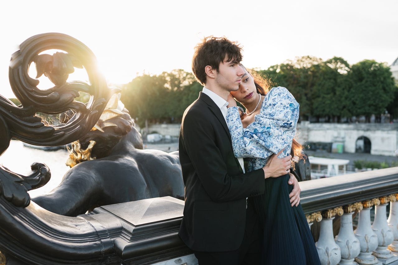 Photo couple sur le pont Alexandre III