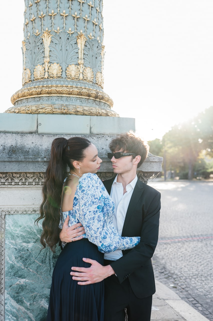 Des fiancés lors d'une séance photo place de la Concorde