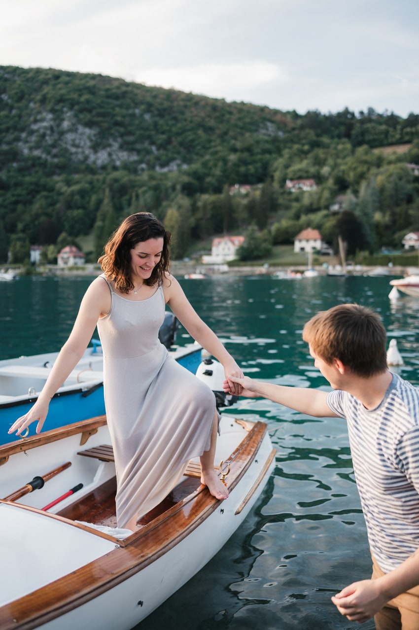 Couple sur un bateau au lac d'Annecy