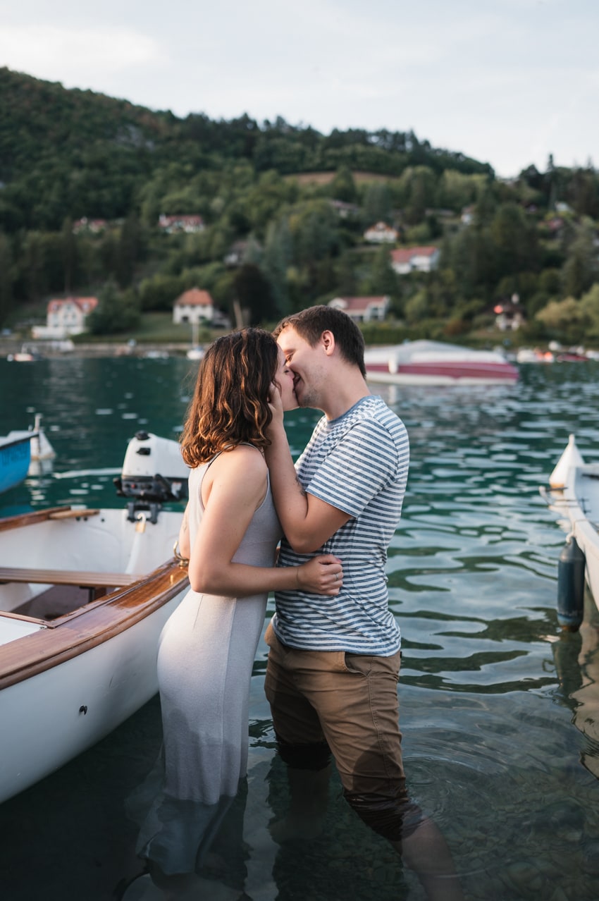 Couple qui s'embrasse dans l'eau