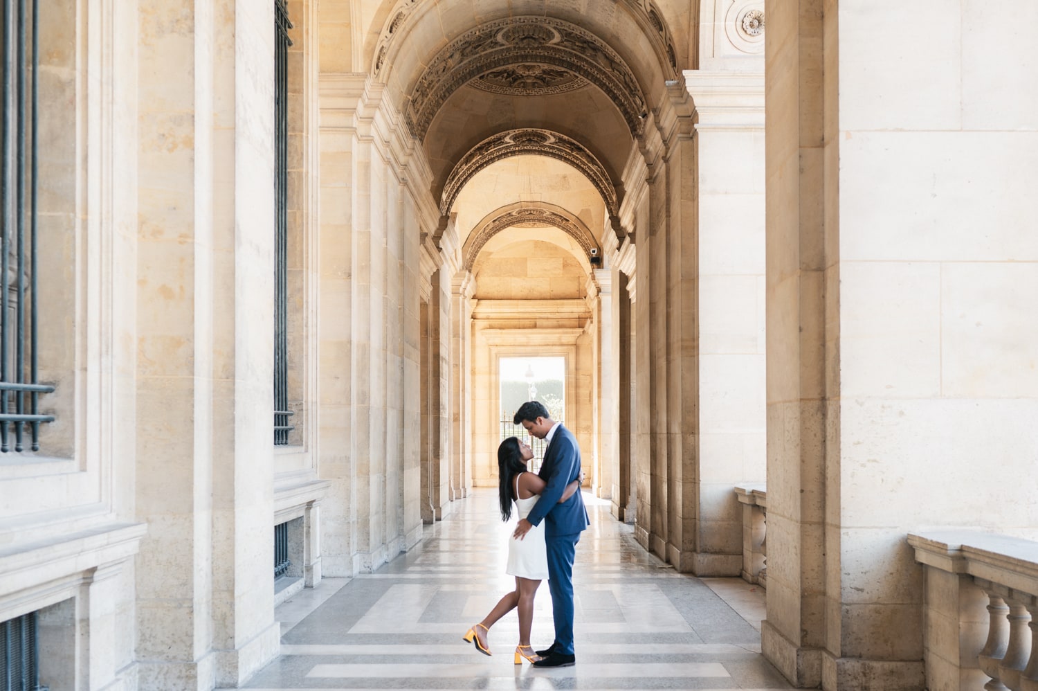 Couple au Louvre