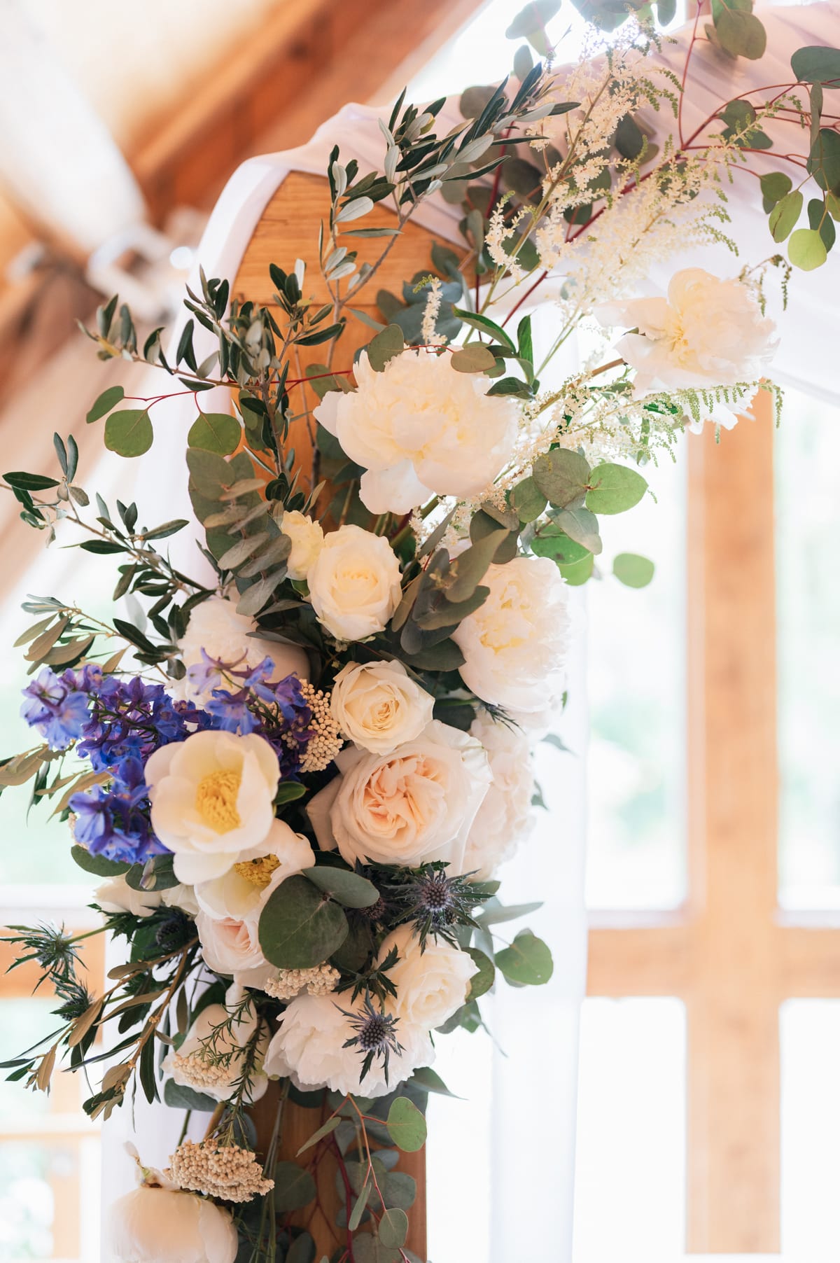 Fleurs arche cérémonie laïque mariage