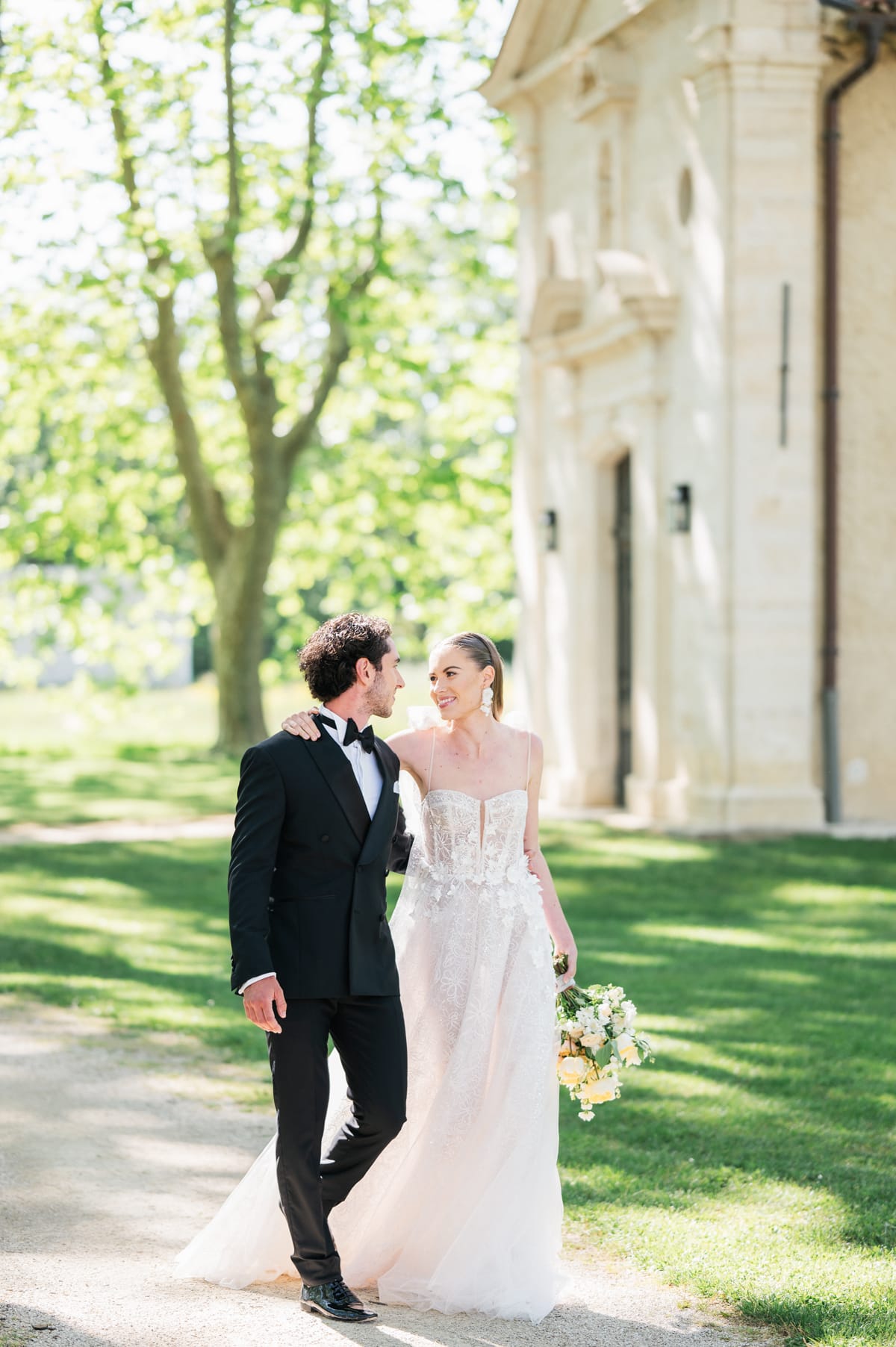 Couple dans les jardins du château de Fonscolombe