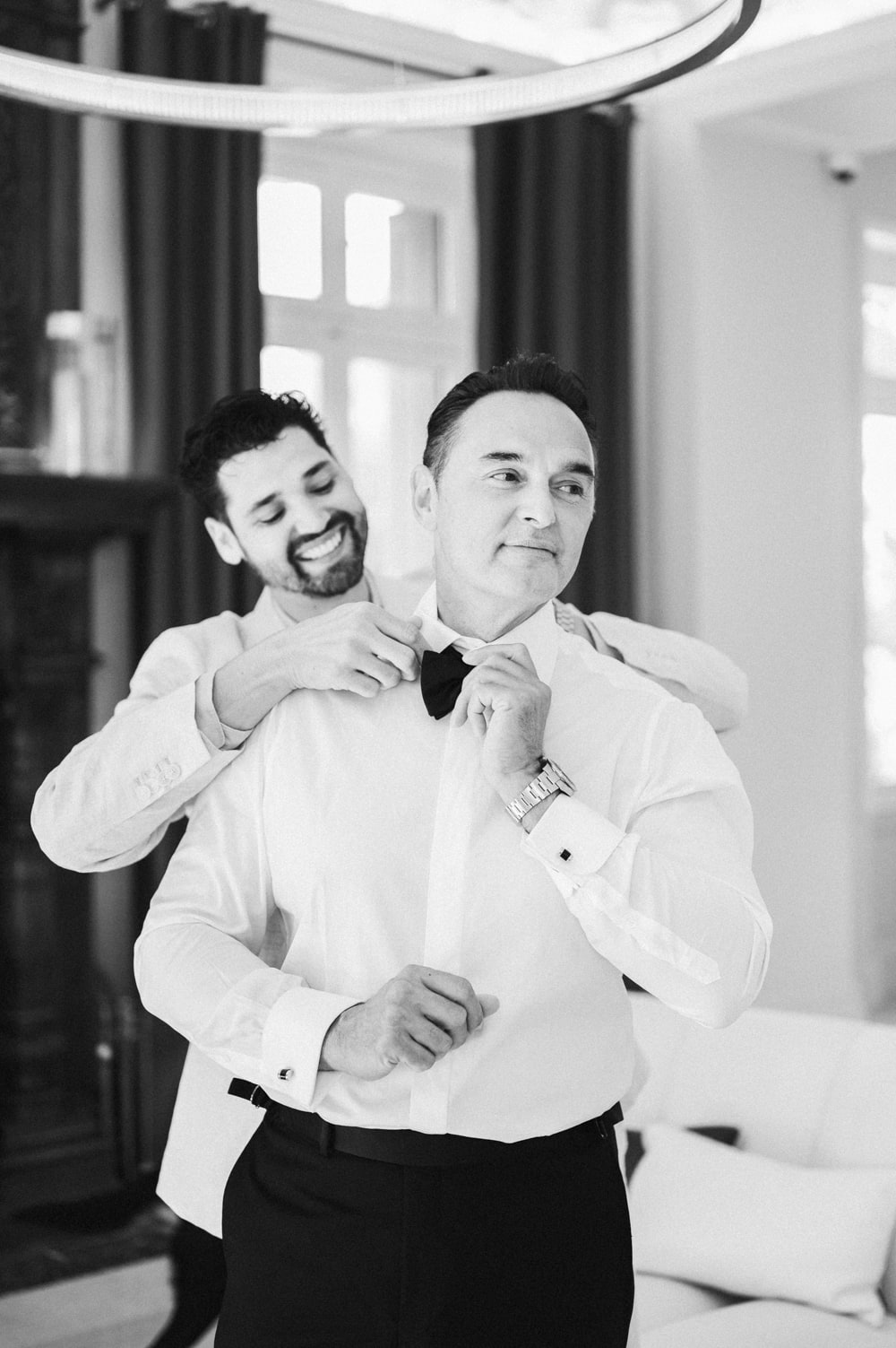 Groom getting ready château des 3 Fontaines