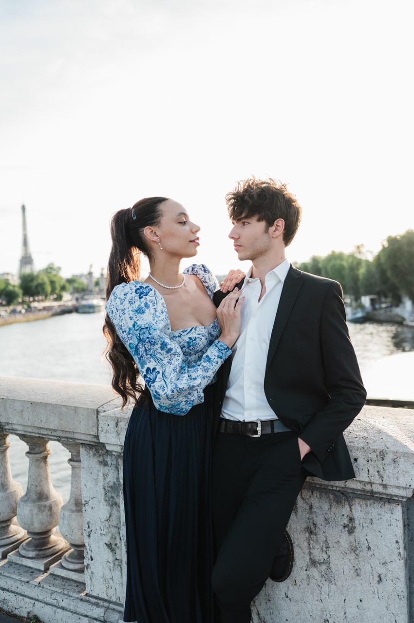Séance photo engagement sur le pont Alexandre III