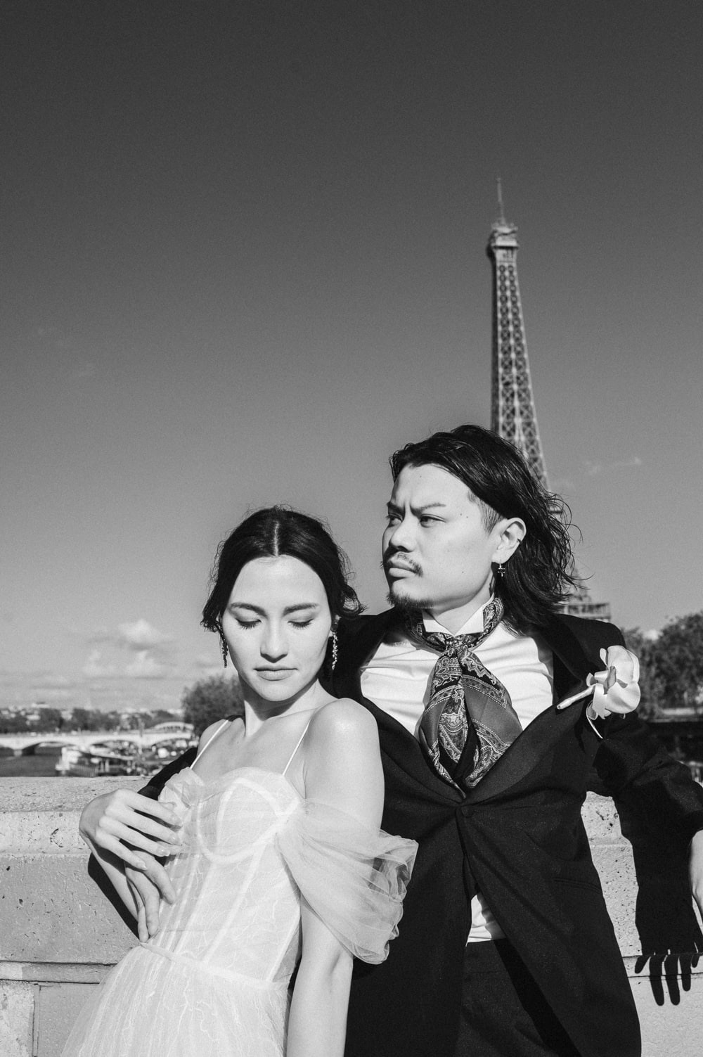 Séance photo couple devant la tour Eiffel