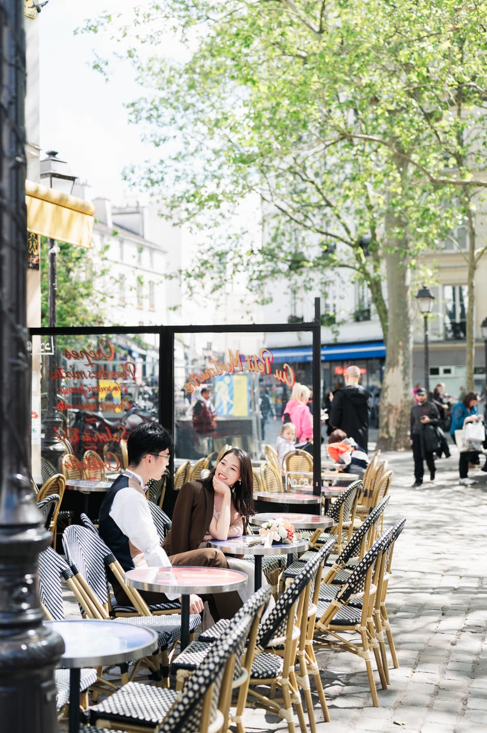 Séance engagement dans un café à Montmartre