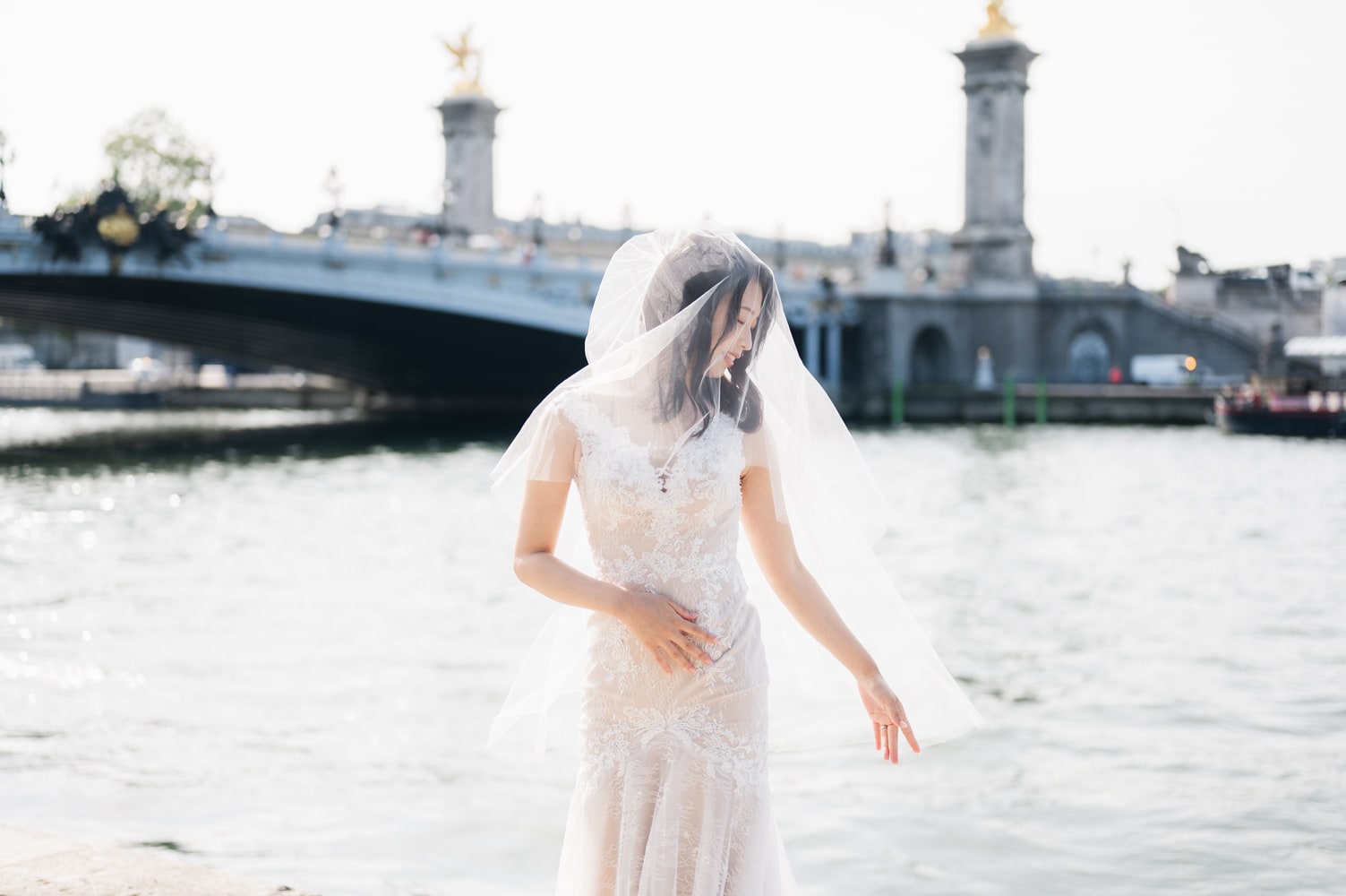 Photo de couple sur le pont Alexandre III